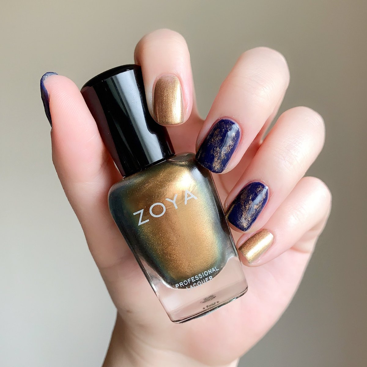 マリモ 今日のネイル Zoya Zp811 Aggie 畏れ多いことにフォロワーさんから誕生日プレゼントで頂きました 燻したようなゴールドがゴージャスで存在感抜群 今日はfiveism Threeネイルアーマー18の上に点置きしてトップコートでもやもやさせてみました