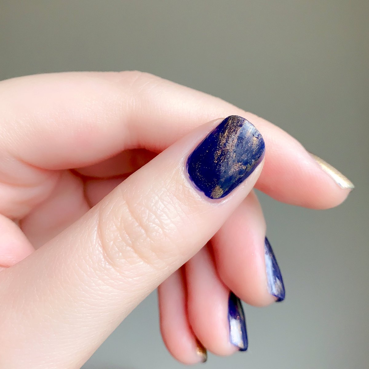 マリモ 今日のネイル Zoya Zp811 Aggie 畏れ多いことにフォロワーさんから誕生日プレゼントで頂きました 燻したようなゴールドがゴージャスで存在感抜群 今日はfiveism Threeネイルアーマー18の上に点置きしてトップコートでもやもやさせてみました