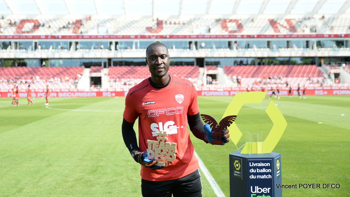 DFCO_Officiel's tweet photo. En avant-match de #DFCOSB29, @AlfredGom1s a reçu les trophées de Joueur de la Saison 2019/2020 et de Joueur du Mois d'août !
Bravo Alfred ! Merci pour ta participation la #TeamDFCO ! https://t.co/rDffdzHcZ0