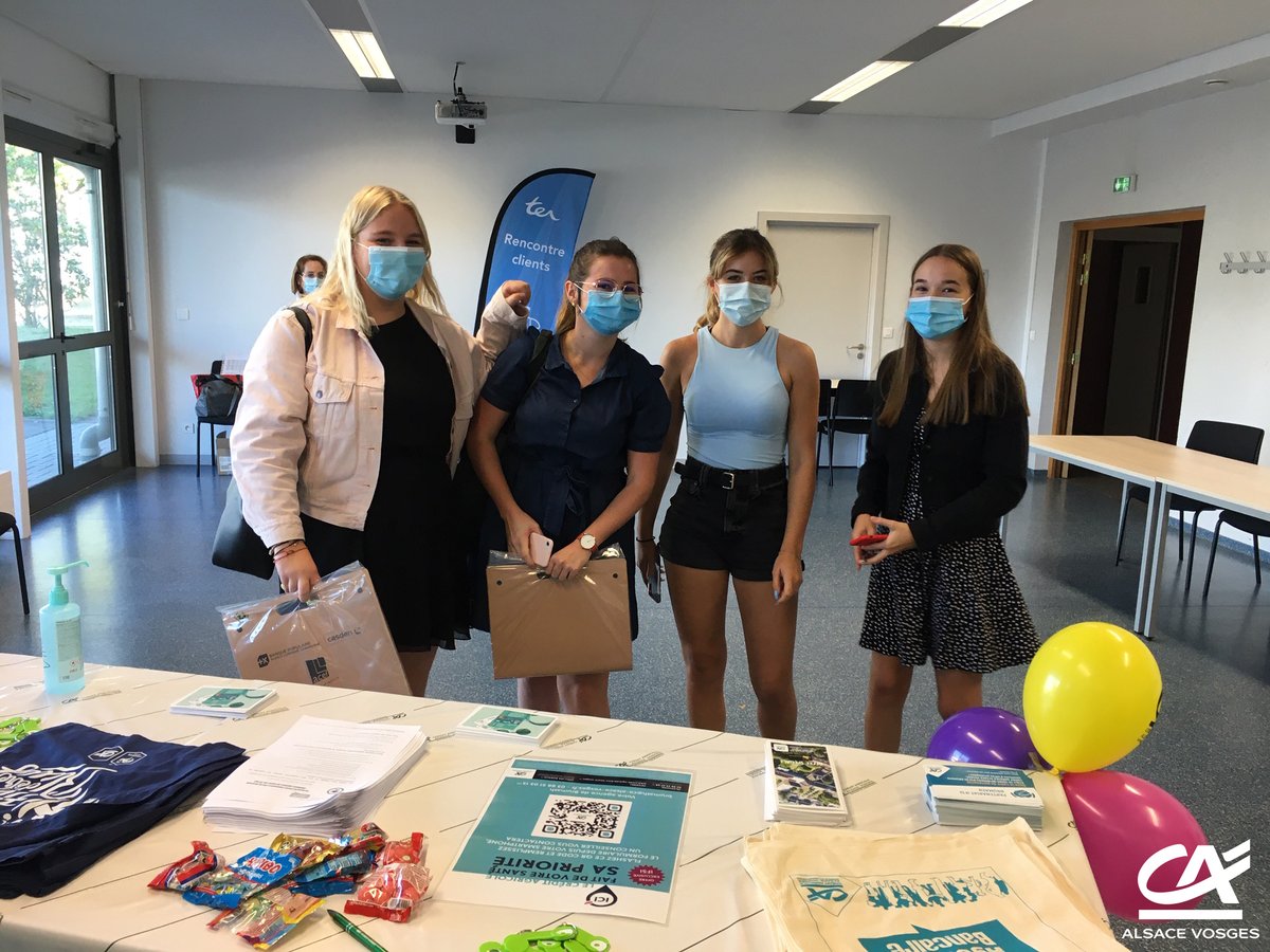 CA_AlsaceVosges's tweet photo. Masquée mais super motivée 🤙, l’équipe du Crédit Agricole de Brumath est prête à accueillir les élèves infirmiers et professionnels de santé de 1ere année de IFSI - IFAS de Brumath ,pour des échanges privilégiés ! https://t.co/ZzeU760bPP