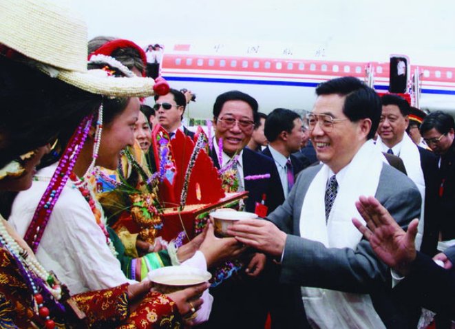 After becoming the governor of a relatively small province, you have to be the governor of a relatively large province.Or you can go to border areas, such as Xinjiang or Tibet.President Hu Jintao, the former Supreme Leader of China, was once the governor of Tibet.（11/N）