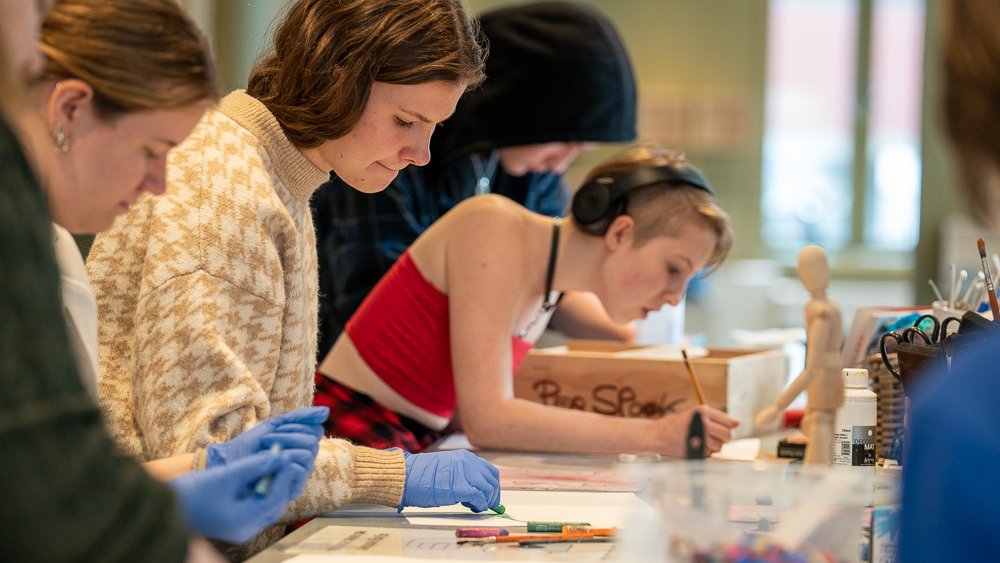 Åpen kafé, butikk og skapeverksted!

Mens vi venter på Årsutstillingen er første etasje full av kreativitet, liv og røre. Følg med, så kommer arrangementene som perler på en snor!

Fram til Årsutstillingen åpner 17. oktober viser vi altså ingen utstillinger.