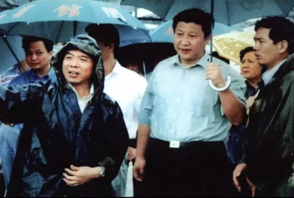 Now, fight for the governor!You need to repeat your previous work.The difference is that your responsibilities are greater and your work is more onerous.In 2000, President Xi became governor of Fujian Province. A new political star.（10/N）