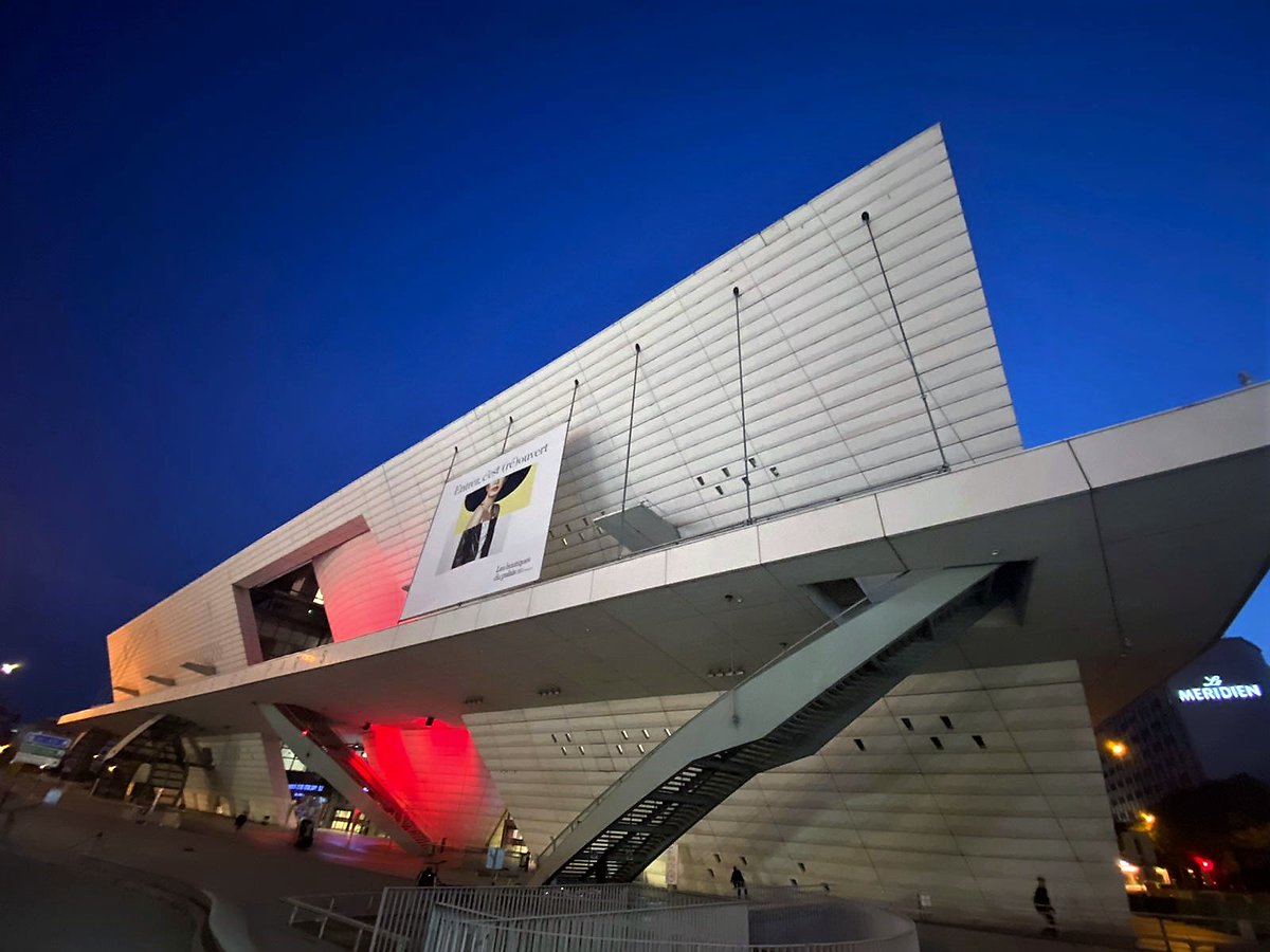 ViparisOfficiel's tweet photo. 🔴#AlerteRouge !
Les métiers de l'#événementiel doivent être soutenus.
En éclairant en rouge la façade du Palais des Congrès de Paris, Viparis soutient l'opération #RedAlertRESTART initiée par le @SYNPASESYNDICAT. https://t.co/t1qG4i6CTA