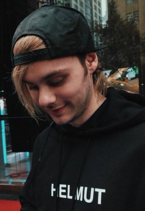 sm_addict_'s tweet photo. Michael Clifford is the kindest, funniest and sweetest person in the world. We need to appreciate him more ♡

#weloveyoumichael https://t.co/bzU8rgOZA9