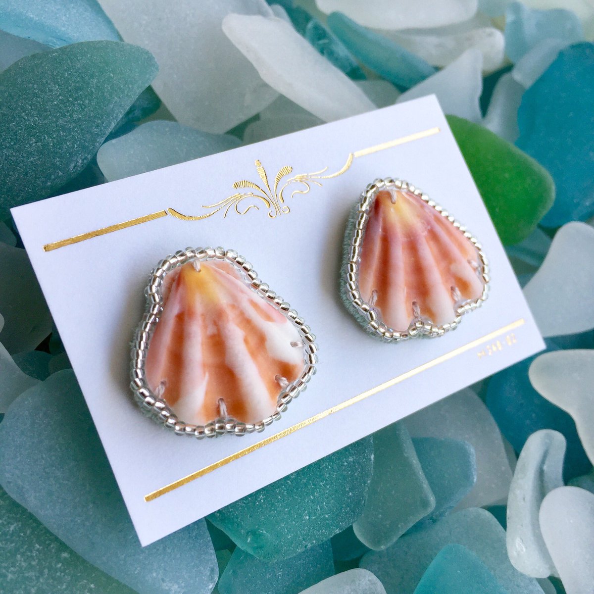 海のサチ シーグラス 貝殻アクセサリー 4 11 販売休止予定 キンチャクガイのチタンピアス コーラルオレンジ 海で見つけたキンチャクガイという貝殻を使った フリルのような形が可愛らしいピアスです ぜひ水族館やディズニーシーなど 海