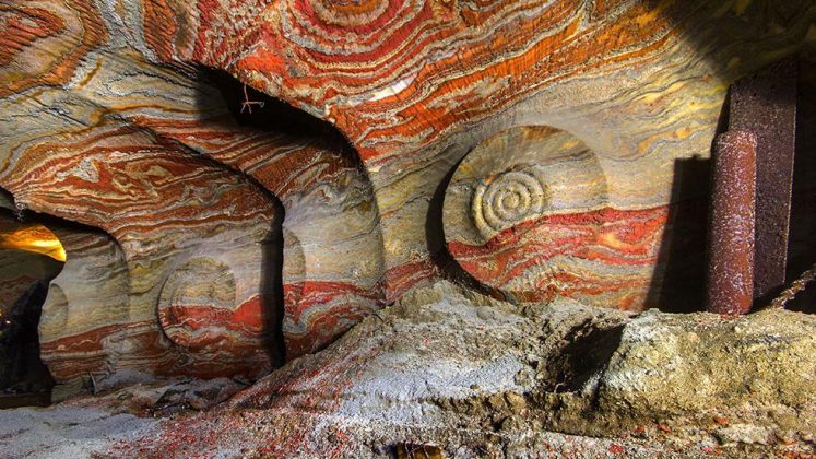 salt mine interiors are incredible. here's one from Russia  #Halite  #MinCup2020 https://www.geologypage.com/2016/10/psychedelic-salt-mine-russia.html