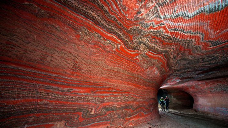 salt mine interiors are incredible. here's one from Russia  #Halite  #MinCup2020 https://www.geologypage.com/2016/10/psychedelic-salt-mine-russia.html