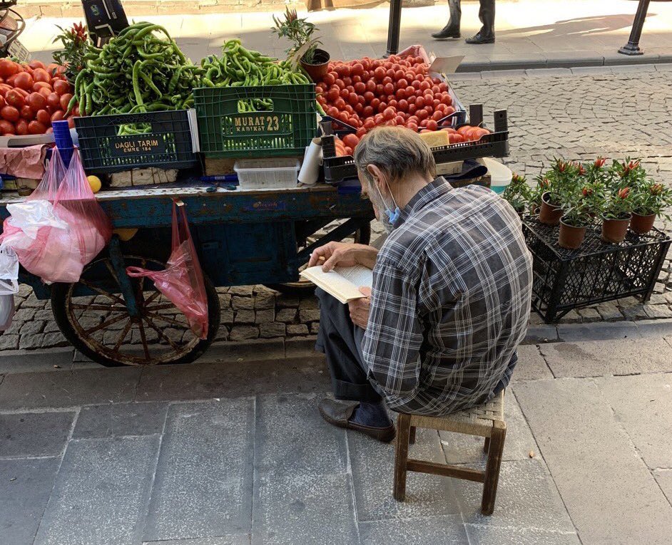 “Okumak da bir dostluk kurmak.” diyor Proust. Diğer dostluklardan farkı samimiyetinde.