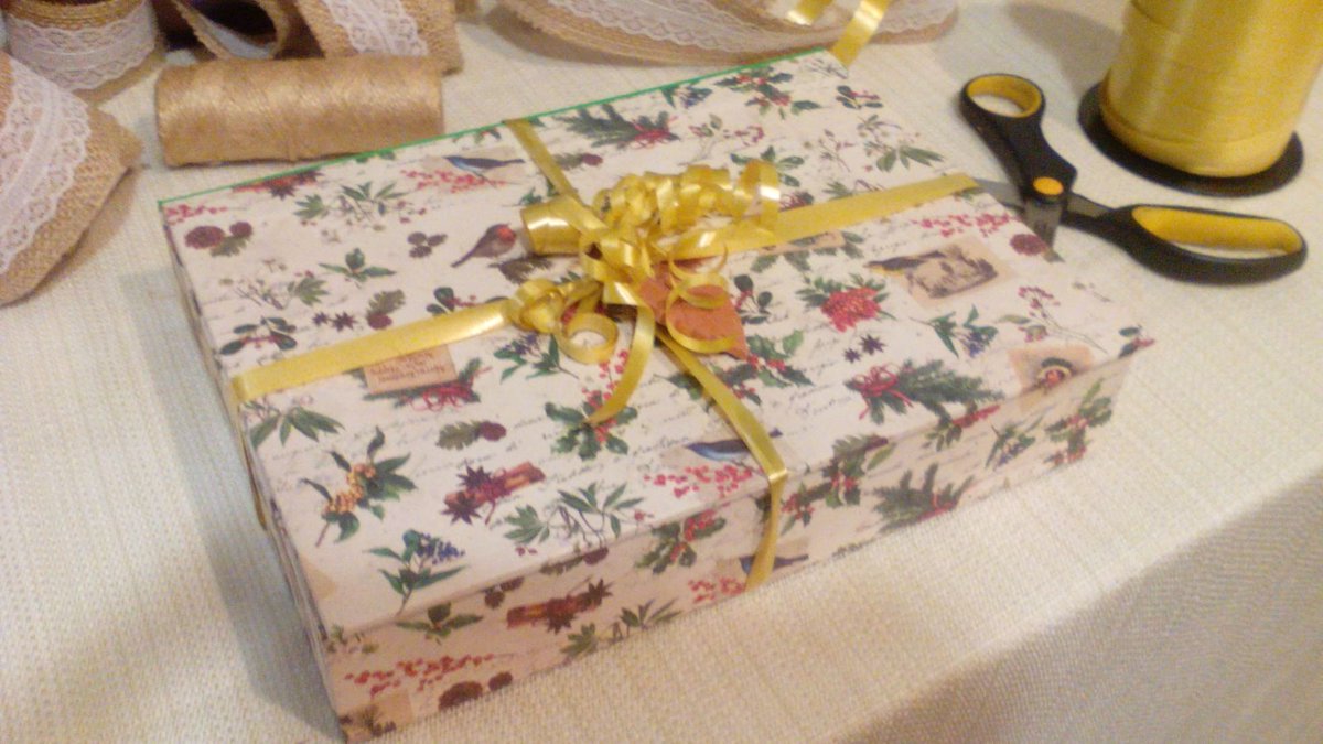 Encuadernadora's tweet photo. Las #cajas pueden ser el #envoltorio perfecto para un #regalo doble... o un #joyero o... no sé sí os lo he dicho... pero me privan las cajas!!!!
Sí os gusta, se agradece RT. Gracias 😍
#artesania #artesaniaescultura #apoyalaartesania #cartonaje #hechoamano https://t.co/jcrcYQHgvy