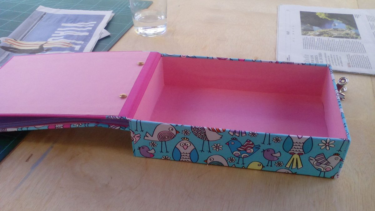 Encuadernadora's tweet photo. Las #cajas pueden ser el #envoltorio perfecto para un #regalo doble... o un #joyero o... no sé sí os lo he dicho... pero me privan las cajas!!!!
Sí os gusta, se agradece RT. Gracias 😍
#artesania #artesaniaescultura #apoyalaartesania #cartonaje #hechoamano https://t.co/jcrcYQHgvy