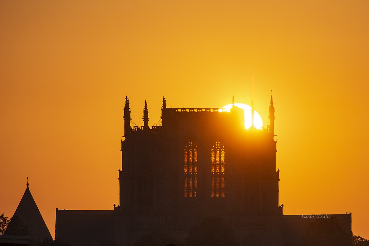 LazloUzala's tweet photo. Good morning from York - today's sunrise behind York Minster @York_Minster @theyorkmix @VisitYork  @Britanniacomms @peac4love @MartinaRosemann @eoff_sylvia @yorkwalls @livewirelois @HarmonyMindBody @PicPublic @worthSeeingPic @ThePhotoHour @HAL909 @livewirelois @AvivaTink #York https://t.co/bBcE4vj2b6
