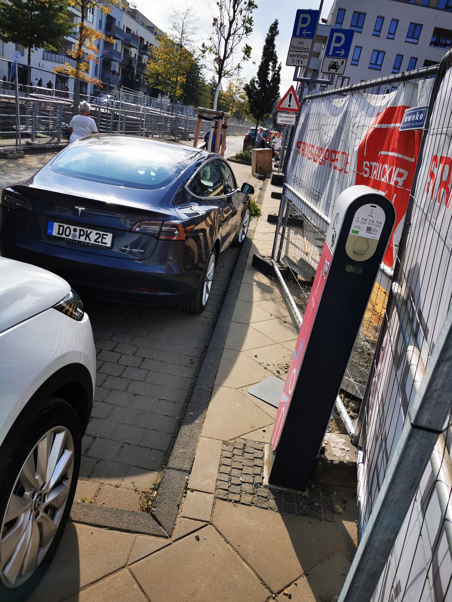#Tesla #Phoenixsee Zum Laden sollte man ein Kabel verwenden #Innogy #Dsw21 #StadtDortmund
Ladesäulenblocker