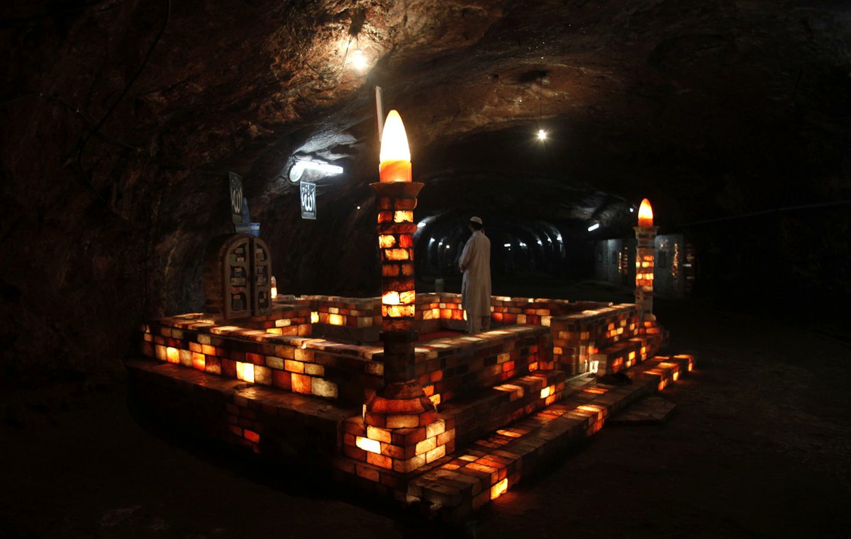 here's a mosque made of salt bricks inside the Khewra salt mine, Pakistan. legend has it these pink salt deposits were discovered by Alexander the Great's horses in the 4th century BC #Halite  #MinCup2020  https://www.theatlantic.com/photo/2013/04/the-strange-beauty-of-salt-mines/100492/