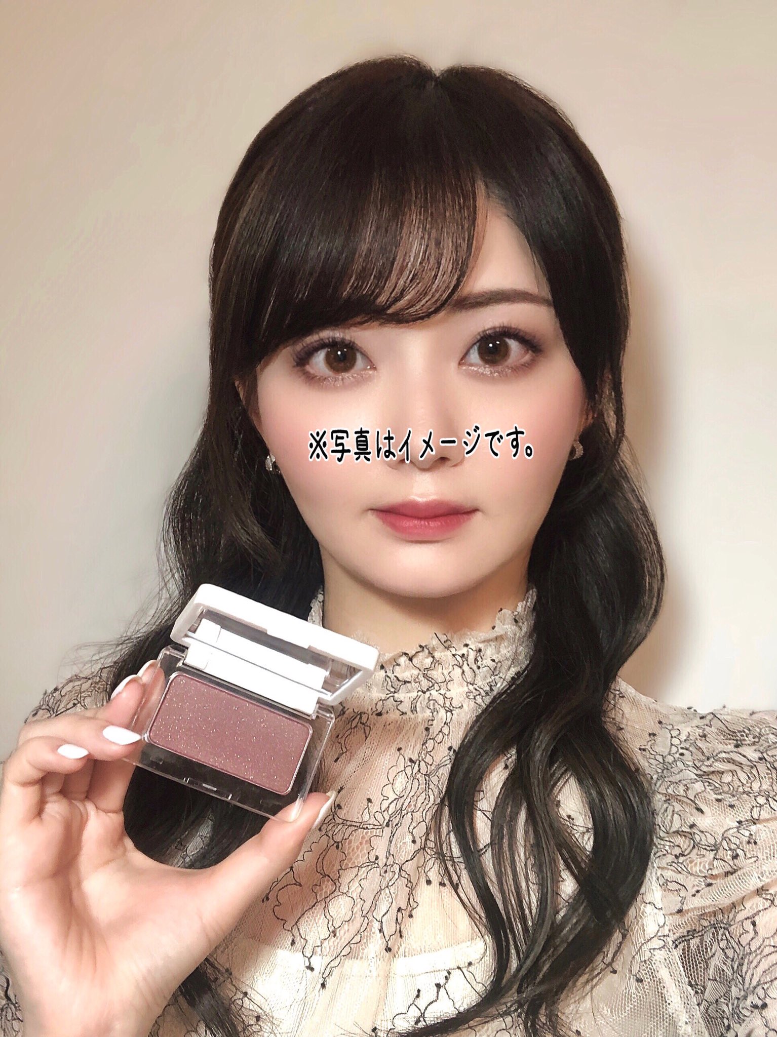 ｍ ａｒｕ 秋めいてきて甘めトップスの日は葡萄の皮みたいな渋チークをほわっと斜め入れで大人っぽく上気した頬にしてます Rms Beautyムーンクライは媚びない血色感と透明感がでてお気に入り 目元はボビィ01s ルナソルex01で煌めきのあるスモーキーアイ