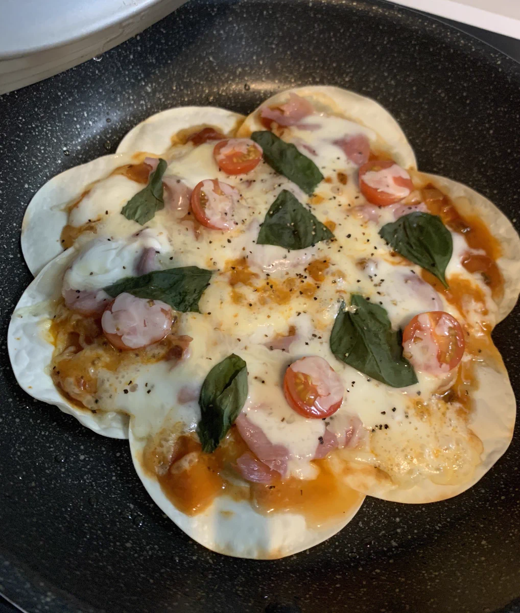 餃子の皮を使ってフライパンで焼いたピザ！自分が怖くなるほど美味しそう！