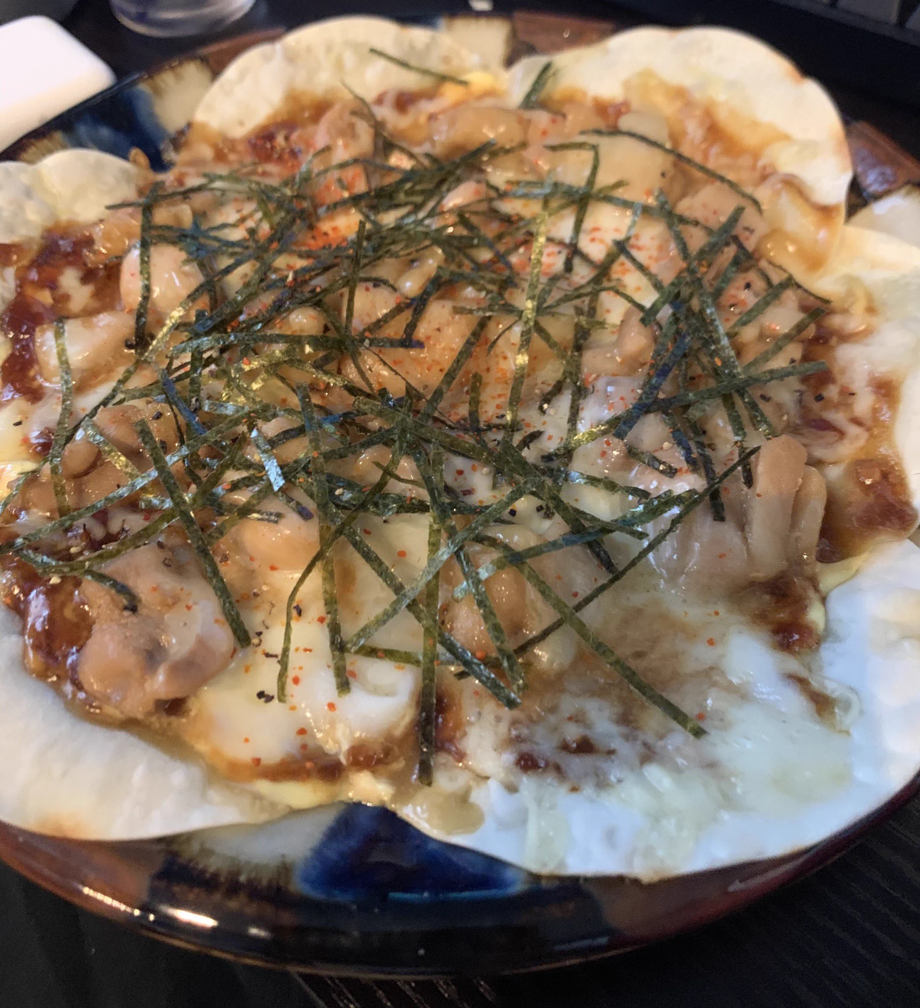 餃子の皮を使ってフライパンで焼いたピザ！自分が怖くなるほど美味しそう！