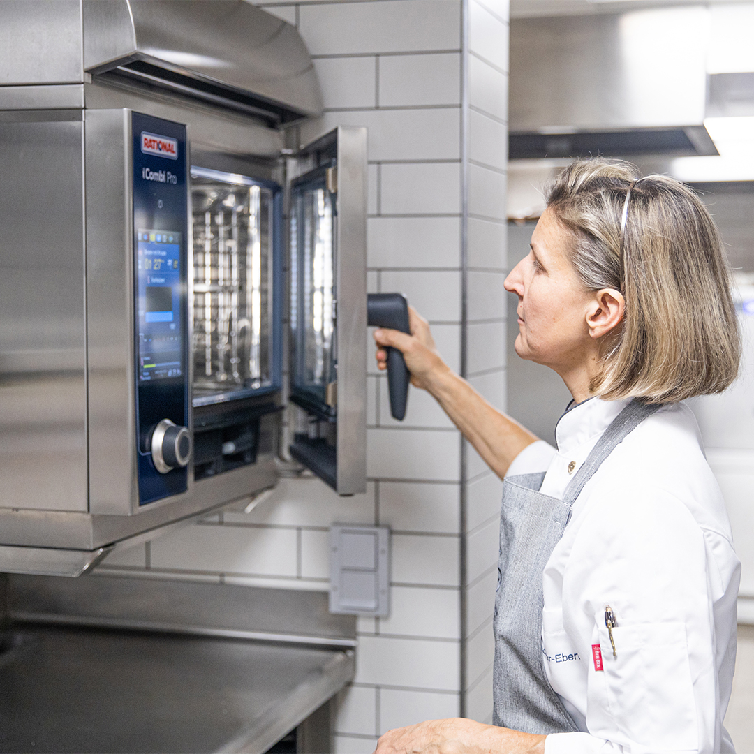 RATIONAL_AG's tweet photo. Friendly help from one chef to another 👉 #ChefLine: https://t.co/PoLJ4Eai8v
If you have any application questions, you can call upon the experience of our RATIONAL master chefs 365 days a year. #more2020 https://t.co/wIvGbQOKbk