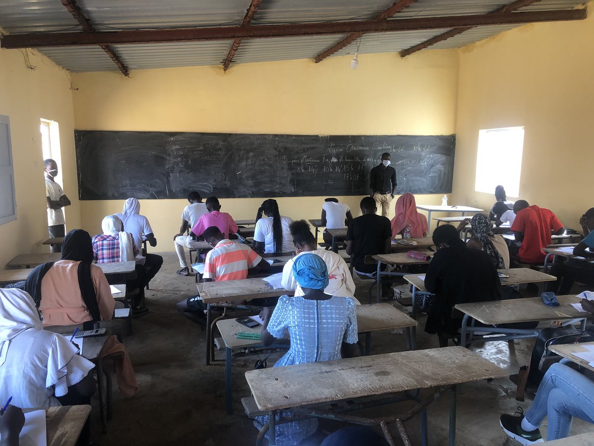 Niintche's tweet photo. Il est 9h au Lycée de Yoff les élèves sont dans les 6 classes. Le moment de remercier ces volontaires hommes et femmes qui sont là avec nous Diarama Merci aussi à tous les donateurs sans vous ces salles ne seraient pas aujourd’hui aussi accueillante Merci Thank You Gracias❤️❤️❤️ https://t.co/uGMrPjR8Kx