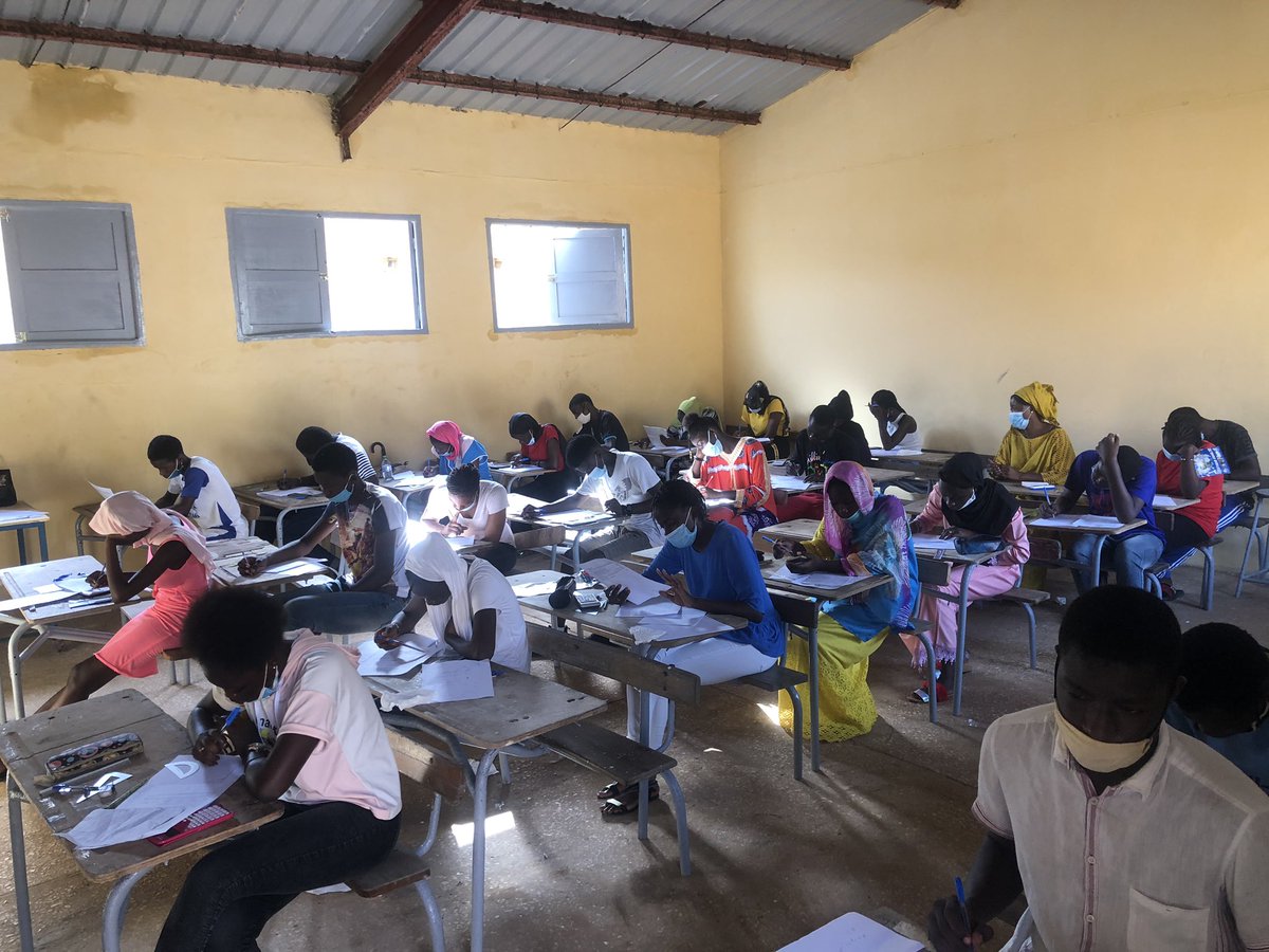 Niintche's tweet photo. Il est 9h au Lycée de Yoff les élèves sont dans les 6 classes. Le moment de remercier ces volontaires hommes et femmes qui sont là avec nous Diarama Merci aussi à tous les donateurs sans vous ces salles ne seraient pas aujourd’hui aussi accueillante Merci Thank You Gracias❤️❤️❤️ https://t.co/uGMrPjR8Kx