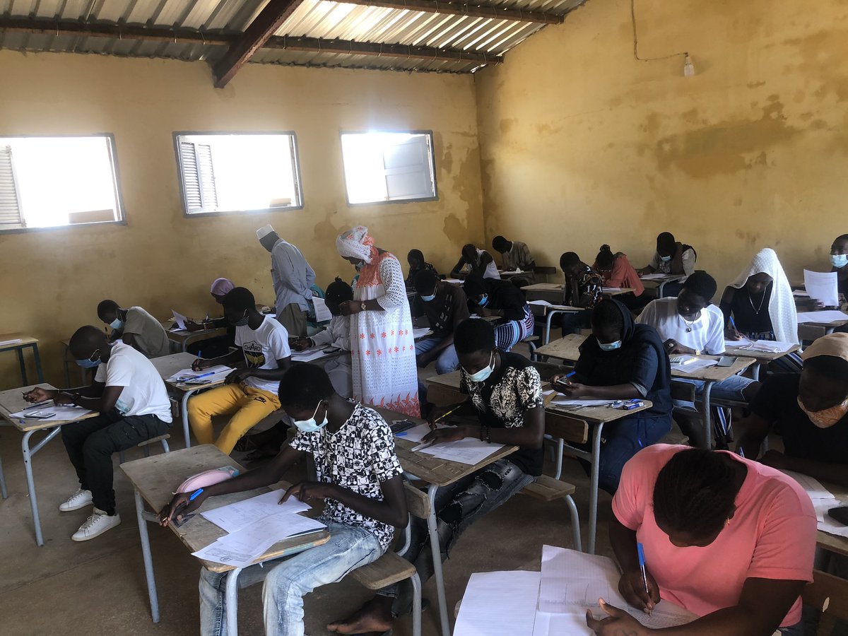 Niintche's tweet photo. Il est 9h au Lycée de Yoff les élèves sont dans les 6 classes. Le moment de remercier ces volontaires hommes et femmes qui sont là avec nous Diarama Merci aussi à tous les donateurs sans vous ces salles ne seraient pas aujourd’hui aussi accueillante Merci Thank You Gracias❤️❤️❤️ https://t.co/uGMrPjR8Kx