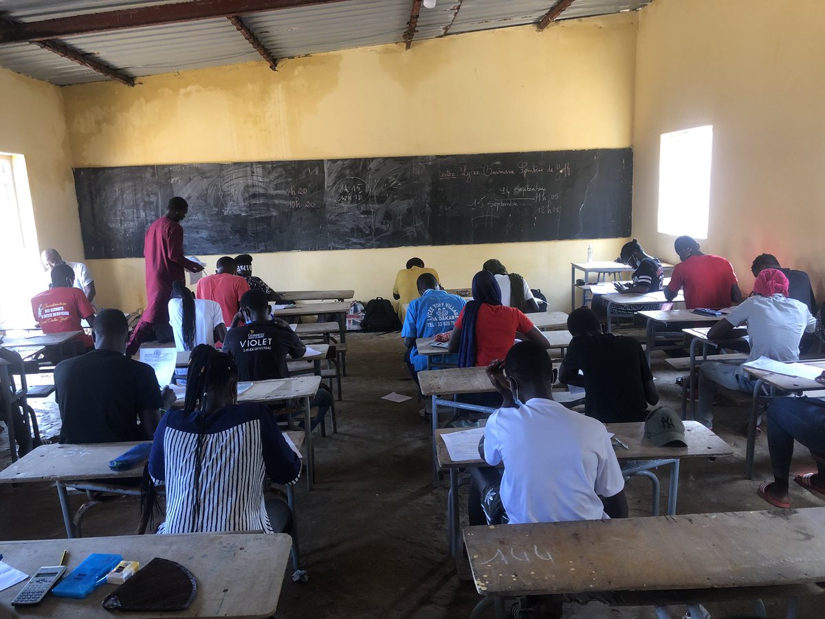 Niintche's tweet photo. Il est 9h au Lycée de Yoff les élèves sont dans les 6 classes. Le moment de remercier ces volontaires hommes et femmes qui sont là avec nous Diarama Merci aussi à tous les donateurs sans vous ces salles ne seraient pas aujourd’hui aussi accueillante Merci Thank You Gracias❤️❤️❤️ https://t.co/uGMrPjR8Kx