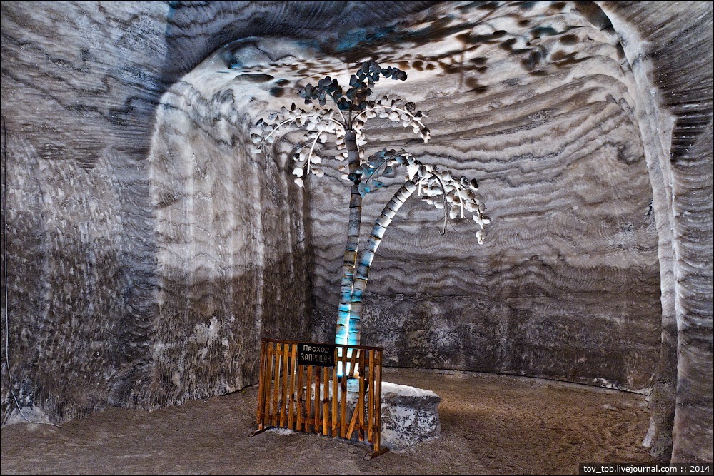 absolutely losing it over the carvings for tourists in the Soledar salt mine, Ukraine  https://www.amusingplanet.com/2018/01/the-soledar-salt-mines.html