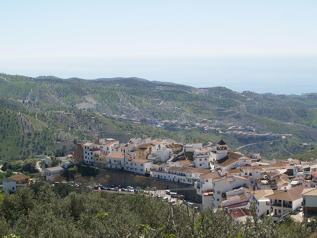 escapateyvive's tweet photo. Adéntrate en la #Axarquía a través de la #Ruta de la #Pasa y saborea esta región malagueña! Cuenta con el reconocimiento por la FAO al ser la zona donde se situa la mayor producción de #uva pasa malagueña, denominada como Sistema Importante. https://t.co/whT4Evo63t