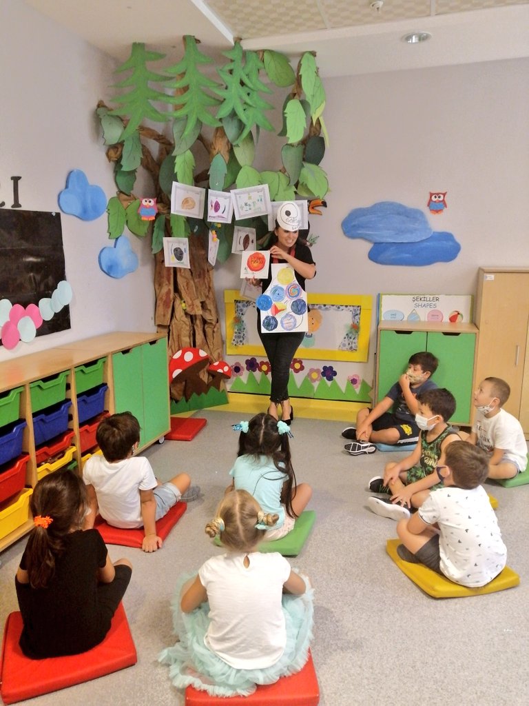 Nese_KARABUGA's tweet photo. "Bir nokta yap. Bakalım seni nereye götürecek." İşte bir nokta Vashti'nin yeteneğini keşfetme yolculuğunun ilk adımı olduğu gibi bizimde içimizde var olan yaratıcı gücümüzü dışa vurmamızı sağladı. Minicik nokta her zaman bir başlangıçtır @tugbaozdinc @TugbaAbanoz @Tetik_Nazan_ https://t.co/U42BV8vzDD