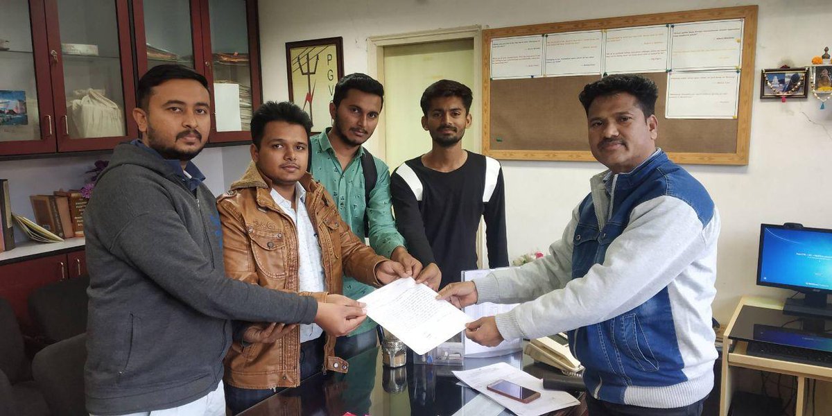 dhavalmaru's tweet photo. 4 -4 વર્ષ એન્જીન્યરીંગ ભણવામાં કાઢવા છતાય ગુજરાતના એન્જીન્યરીંગ વિદ્યાર્થીઓ ૧૦,૦૦૦ની નોકરીમાં લાગે છે, રોજગારના નામે મીંડું છે, અને ભજીયા બનાવવાને ઉંચો રોજગાર કહેવામાં આવે છે. અને જો પરીક્ષાના ફોર્મ ભરો તો તેમાય તમને નિયમો બદલી ને એન્જીન્યરીંગ કરેલ વિદ્યાર્થીઓને કાઢવામાં આવેછે. https://t.co/FPThkDN2Io