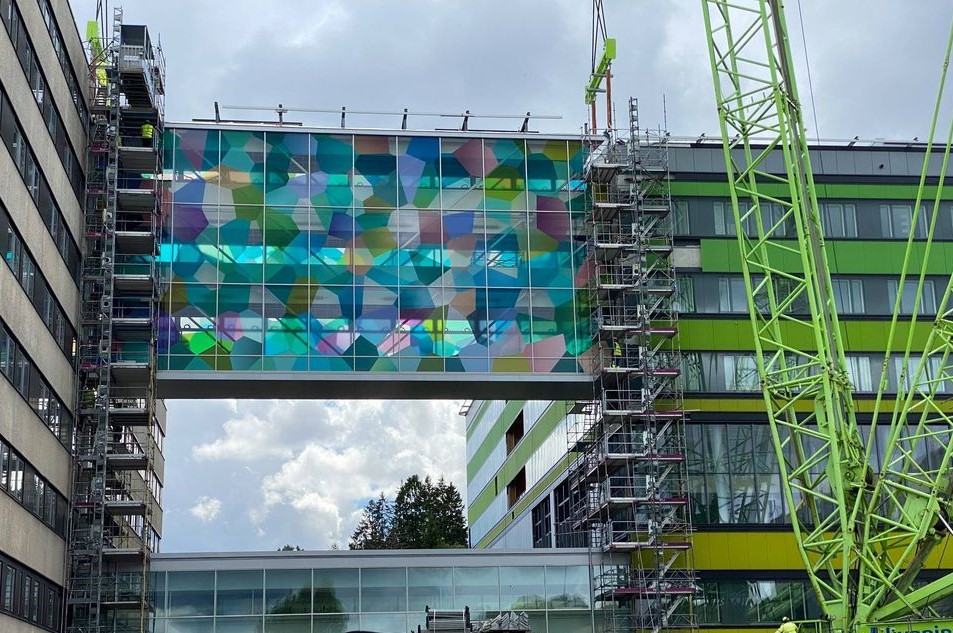 New amazing project GLASSBEL was involved in is Queen Silvia's Children's and Adolescents' Hospital in Gothenburg. The photos show how the colorful glazed transition between the children's hospital and the new extension was lifted on site.