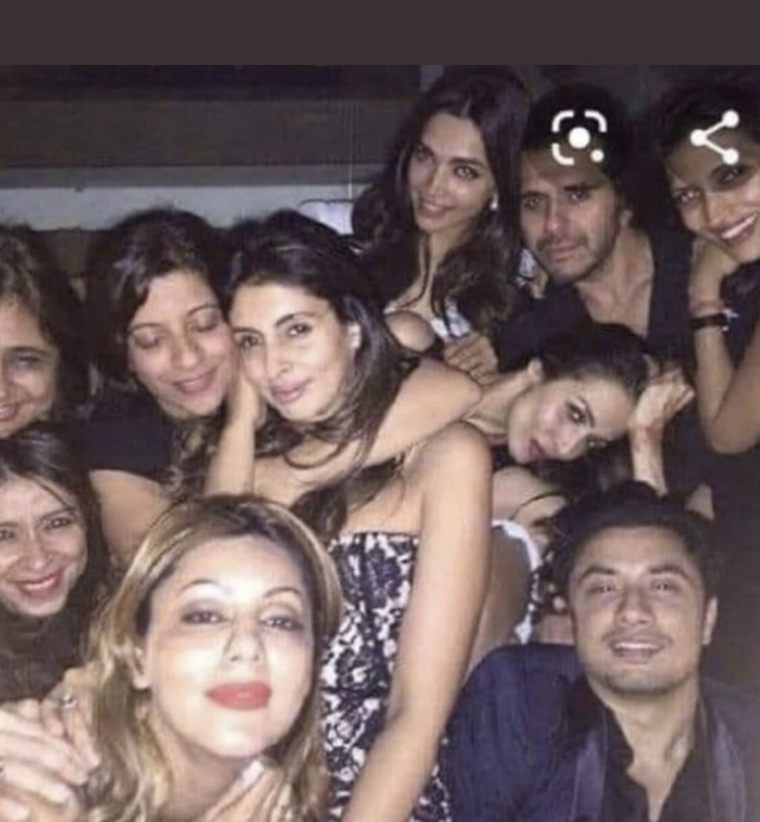 abbas_nighat's tweet photo. ये पिक्चर क्या कहती है? 

जया बच्चन जी भी इसका उत्तर दे सकती हैं https://t.co/dMIuS24ZI6