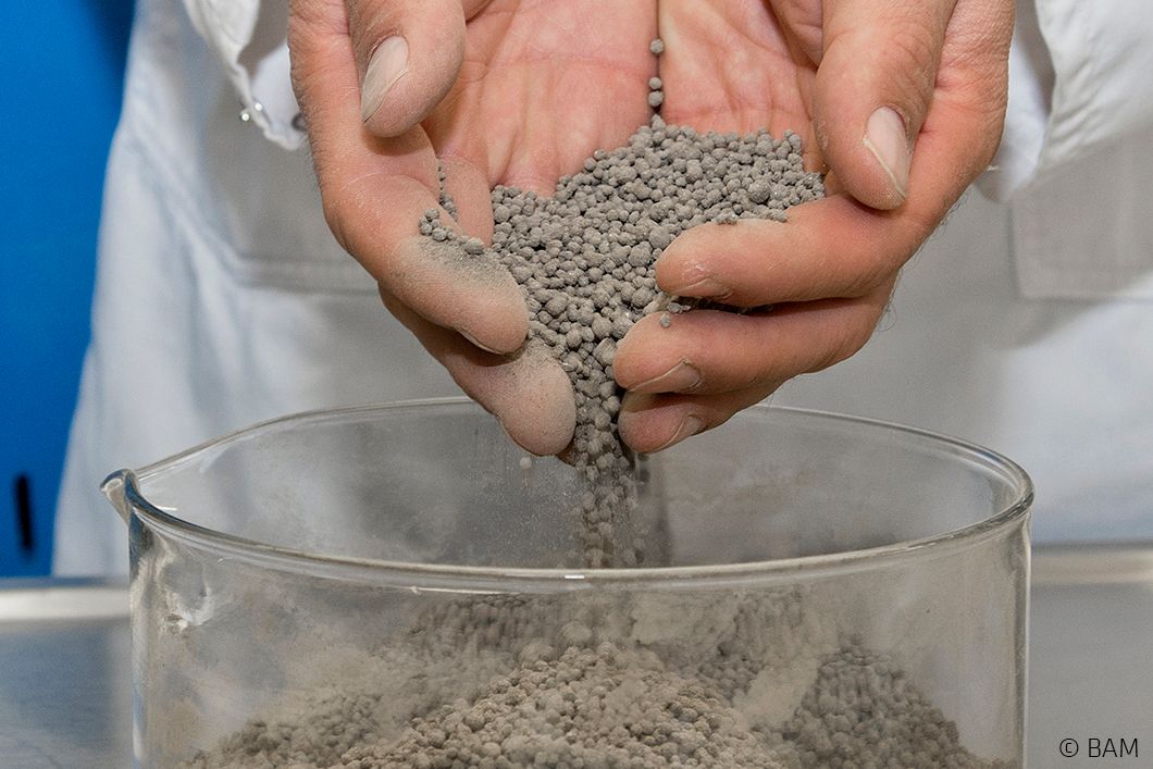 BAMResearch's tweet photo. #Phosphor ist für Pflanzen essenziell. Da der Rohstoff begrenzt ist, wird #Phosphat #Duenger zB aus #Klaerschlammasche gewonnen. #BAMResearch begleitet im Projekt R-Rhenania mit #EmterGmbH #sePuraGmbH @BMBF_Bund eine solche Demonstrationsanlage in BY: https://t.co/QjQyWZzp8Q https://t.co/SpYgcbDwnZ
