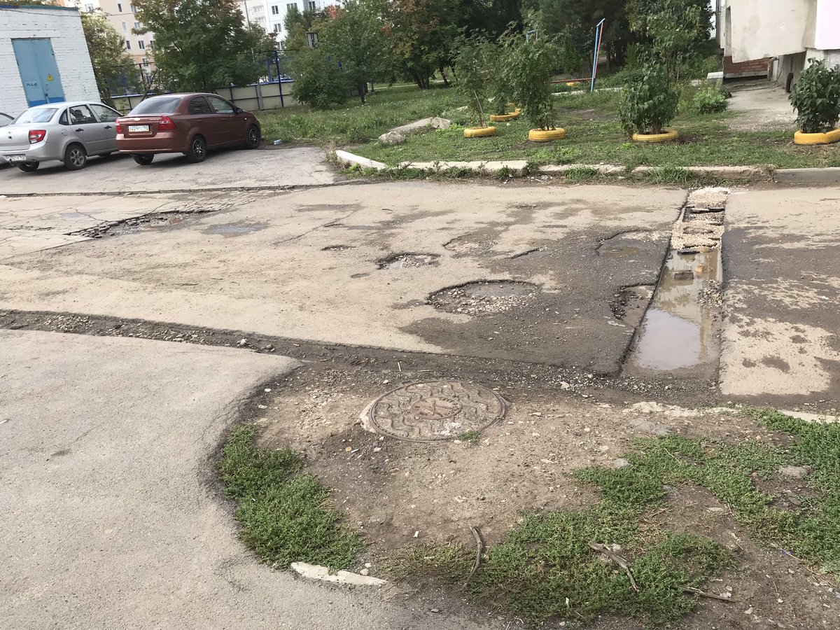 Vladdislaf's tweet photo. @Adm_Zhigulevsk Когда уже сделают дорогу во дворе,микрорайон В-3? Как срезали,и воз и ныне там https://t.co/WvnrOQ5dvP