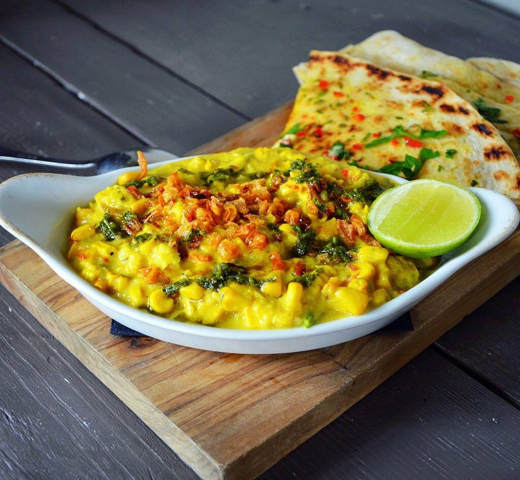 Monday to Wednesday 25% off food & any bottle of house wine £15 😉
*
Bhutta Ka Kees sweetcorn curry, chilli & coriander flatbread🌽
*
*
*
#eatouttohelpout #eatoutlondon #londonfood #gastropub #londonpubs #vegan #vegetarian #curry #vegancurry #igvegan #… instagr.am/p/CFJtGegH8L3/