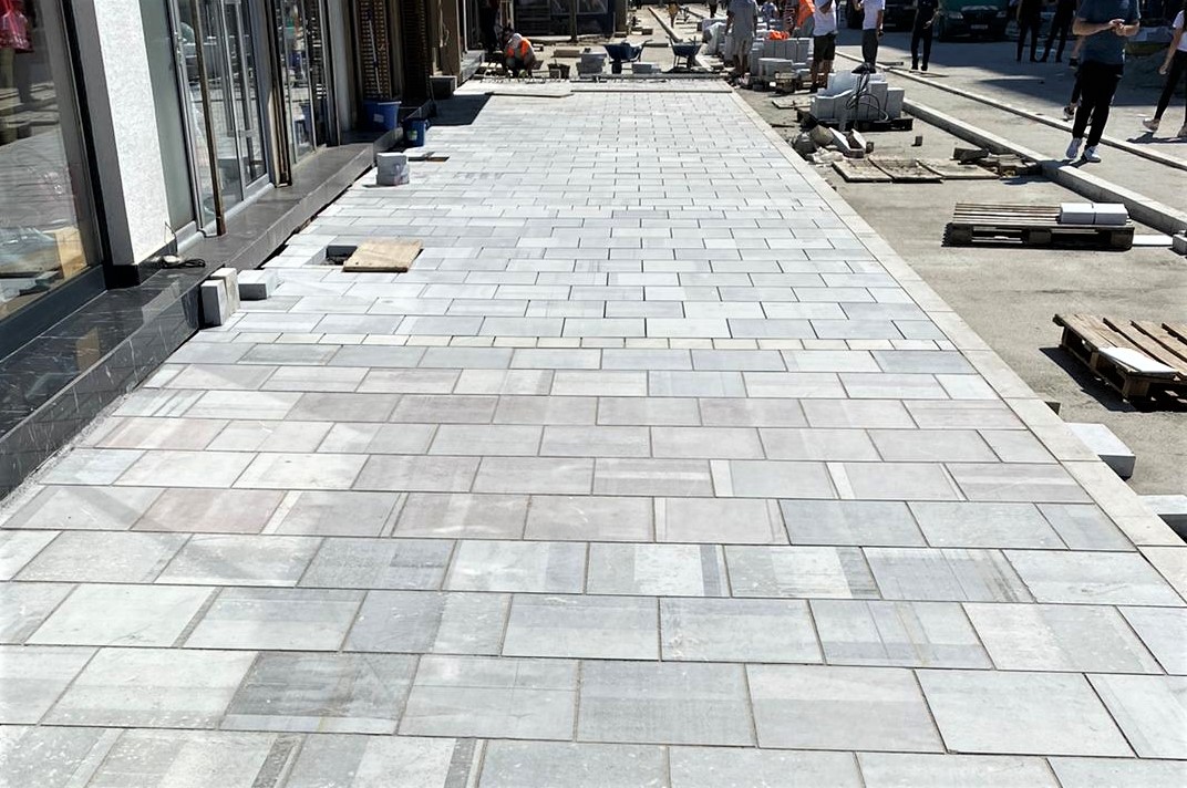 FoxMarblePLC's tweet photo. Work is continuing well in Podujeve and the paving tiles are looking fantastic.
#naturalstone #Kosovo #FoxMarble https://t.co/UuNuBCjBdc