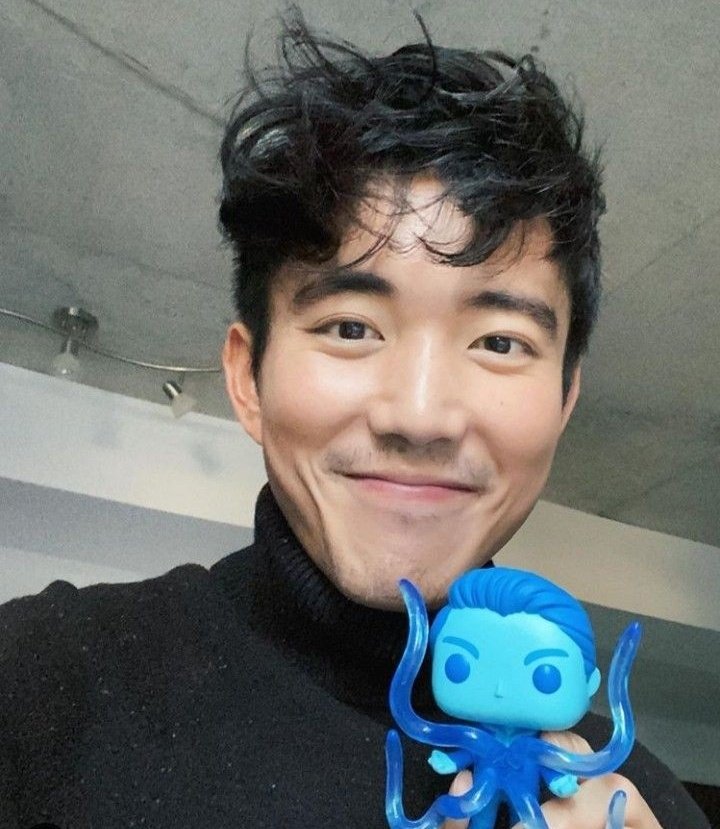 here we have him being really proud of his figurines (as he should uwu)
