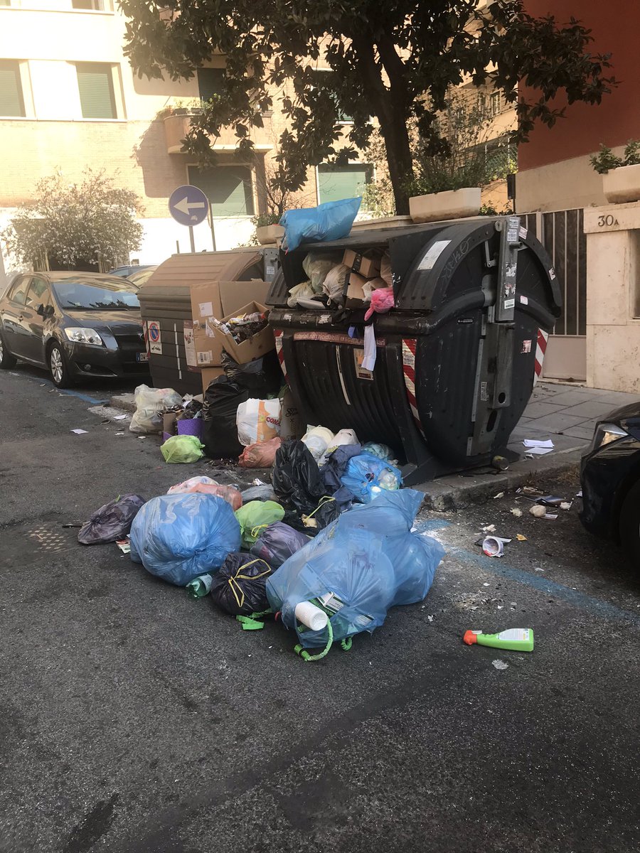 VIOLA_MARTELLA's tweet photo. Questa è Roma Via Bartolomeo Piazza ( Pza Bologna) @virginiaraggi #SecondoMunicipio @Delbellotw https://t.co/wF22YVxMkn