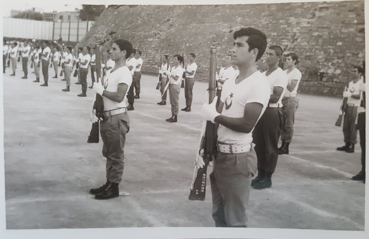 Kıbrıs Türk Mücahitleri 1970 de 19 Mayıs Törenlerinde selamlamada.Yer Lefkoşa Yusuf Kaptan Futbol  Sahası.O yıllarda Kıbrıs Türkünün dayanışması çok yüksekti.