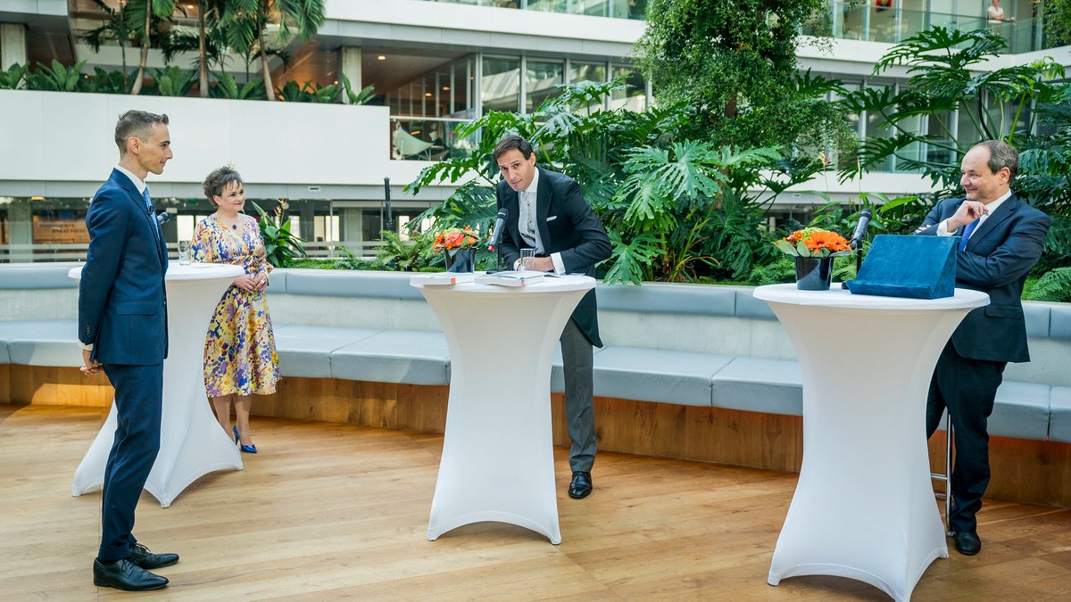 WBHoekstra's tweet photo. De plannen voor 2021 (Miljoenennota) en de begrotingen van alle ministeries (Rijksbegroting) zijn ondertekend en kunnen nu officieel in het koffertje mee naar de @2ekamertweets!  #Prinsjesdag #Prinsjesdag2020 https://t.co/mSusUqshkV