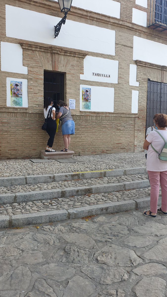 APTAntequera's tweet photo. Recién abiertas las taquillas y ya hay cola 👏👏👏. https://t.co/wWk9fk7Z0m