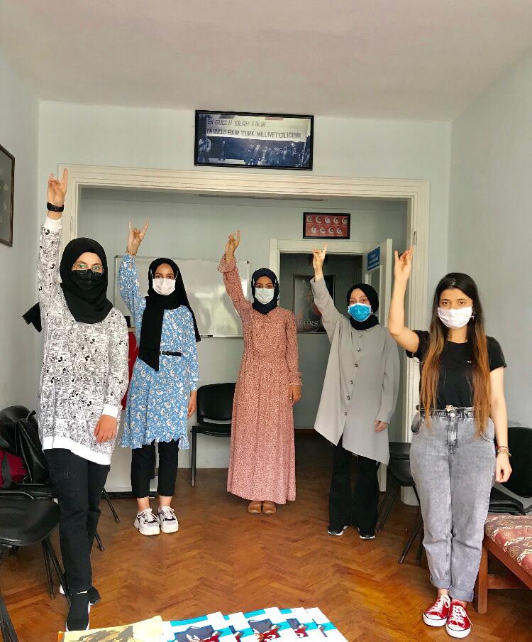 istanbuluoab's tweet photo. Beşiktaş Ülkü Ocakları Asena Birimi ; Kuran-ı Kerim Meali okuması ardından “Alparslan Türkeş’in Hayatı ve Fikriyatı” konulu seminer gerçekleştirdi. Sonrasında “Ülkücülük Nedir” konulu kompozisyon çalışması yaptı. https://t.co/vpmiqJxnSk