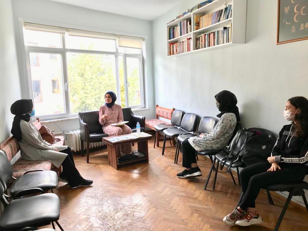 istanbuluoab's tweet photo. Beşiktaş Ülkü Ocakları Asena Birimi ; Kuran-ı Kerim Meali okuması ardından “Alparslan Türkeş’in Hayatı ve Fikriyatı” konulu seminer gerçekleştirdi. Sonrasında “Ülkücülük Nedir” konulu kompozisyon çalışması yaptı. https://t.co/vpmiqJxnSk