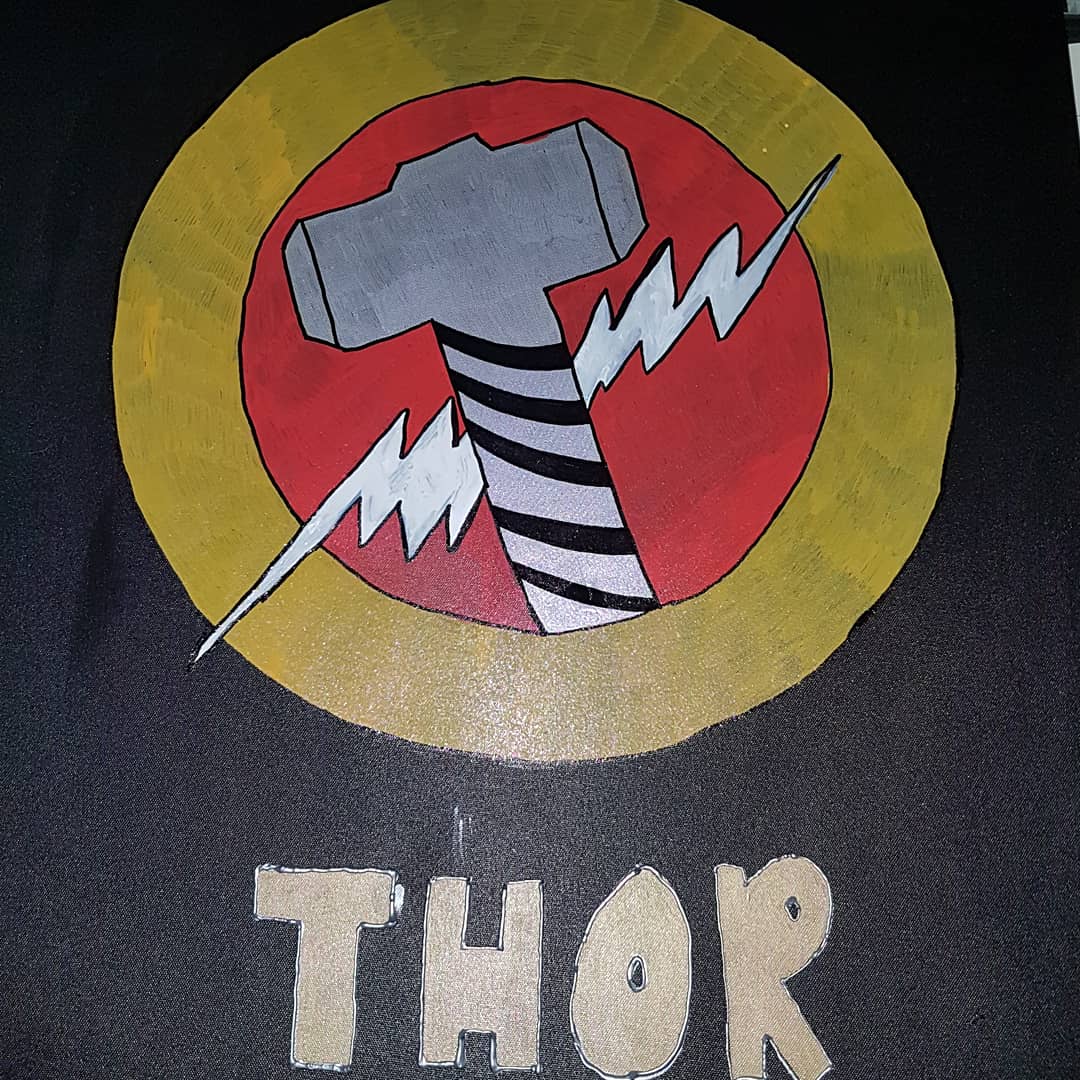 SazLou1985's tweet photo. I've had this canvas for years and it's been stuck in the cupboard so I decided I would do some more upcycling and I'm so happy with how it's turned out ⚡⚡
#Upcycling #Creative #OldToNew #KeepingMyMindActiveAndStrong #PaintMarkers #ImNoArtist https://t.co/FjltLlhouZ