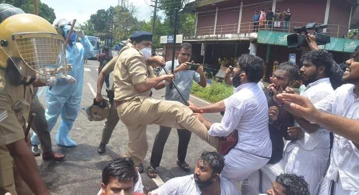 gokulchan's tweet photo. No this is not UP Police. 
But Kerala Police. 

PR Vijayan is misusing the state police to silence the Congress workers. 

We shall not. https://t.co/j4yEMqBupz