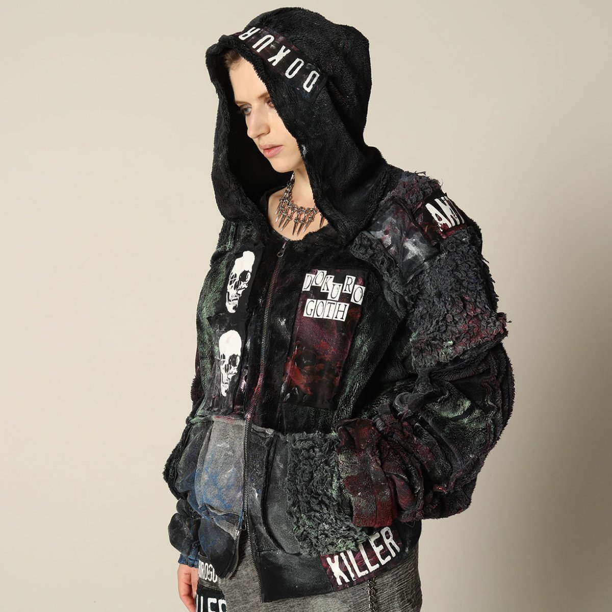 H Naoto Paint Patchwork Skull Hoodie 身頃や袖にパッチワークで無数の素材を組み合わせ 複雑に形を作っています ペイントも多くの色を混ぜあわせ ドクロやロゴをパッチワークして無数のディティールを重ねた一点物の感覚のルーズフードパーカー