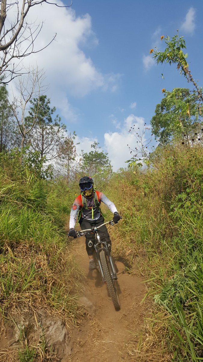 suonks's tweet photo. Bukan pesepeda musiman...
#santacruzindonesia #santacruzindonesia #mtbindo #exploremajalengka https://t.co/2lfDRndFaX