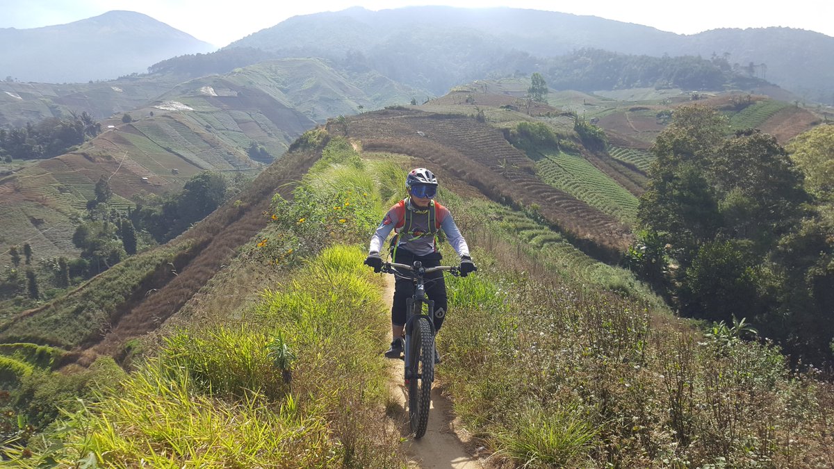 suonks's tweet photo. Bukan pesepeda musiman...
#santacruzindonesia #santacruzindonesia #mtbindo #exploremajalengka https://t.co/2lfDRndFaX