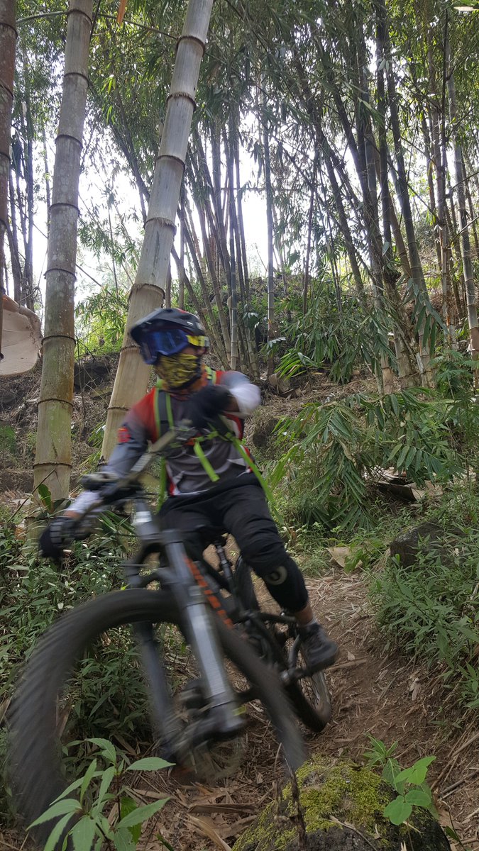 suonks's tweet photo. Bukan pesepeda musiman...
#santacruzindonesia #santacruzindonesia #mtbindo #exploremajalengka https://t.co/2lfDRndFaX