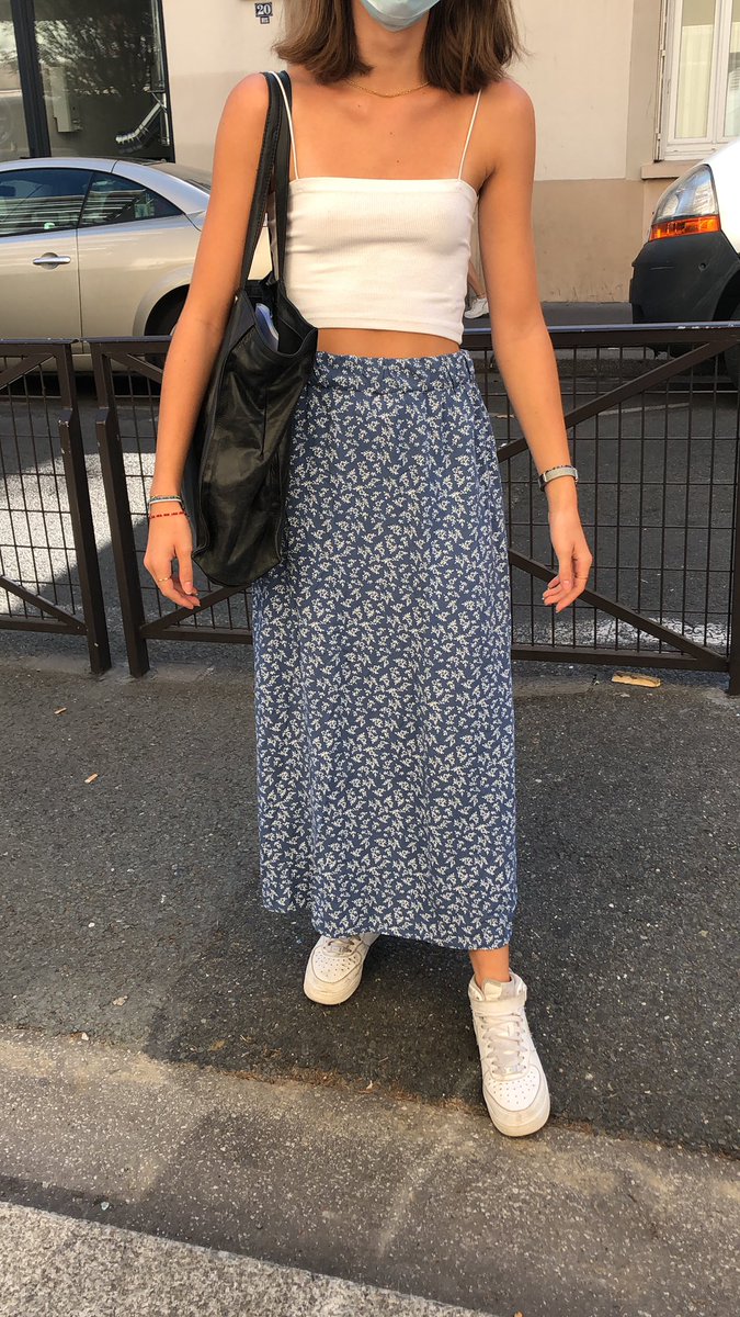 MozerAgathe's tweet photo. ma pote a eu le droit à 2 remarques en 1h de cours pour un haut « trop décolleté ». Il est où leur décolleté mdr? #BalanceTonBahut https://t.co/BEhvgjhCaK